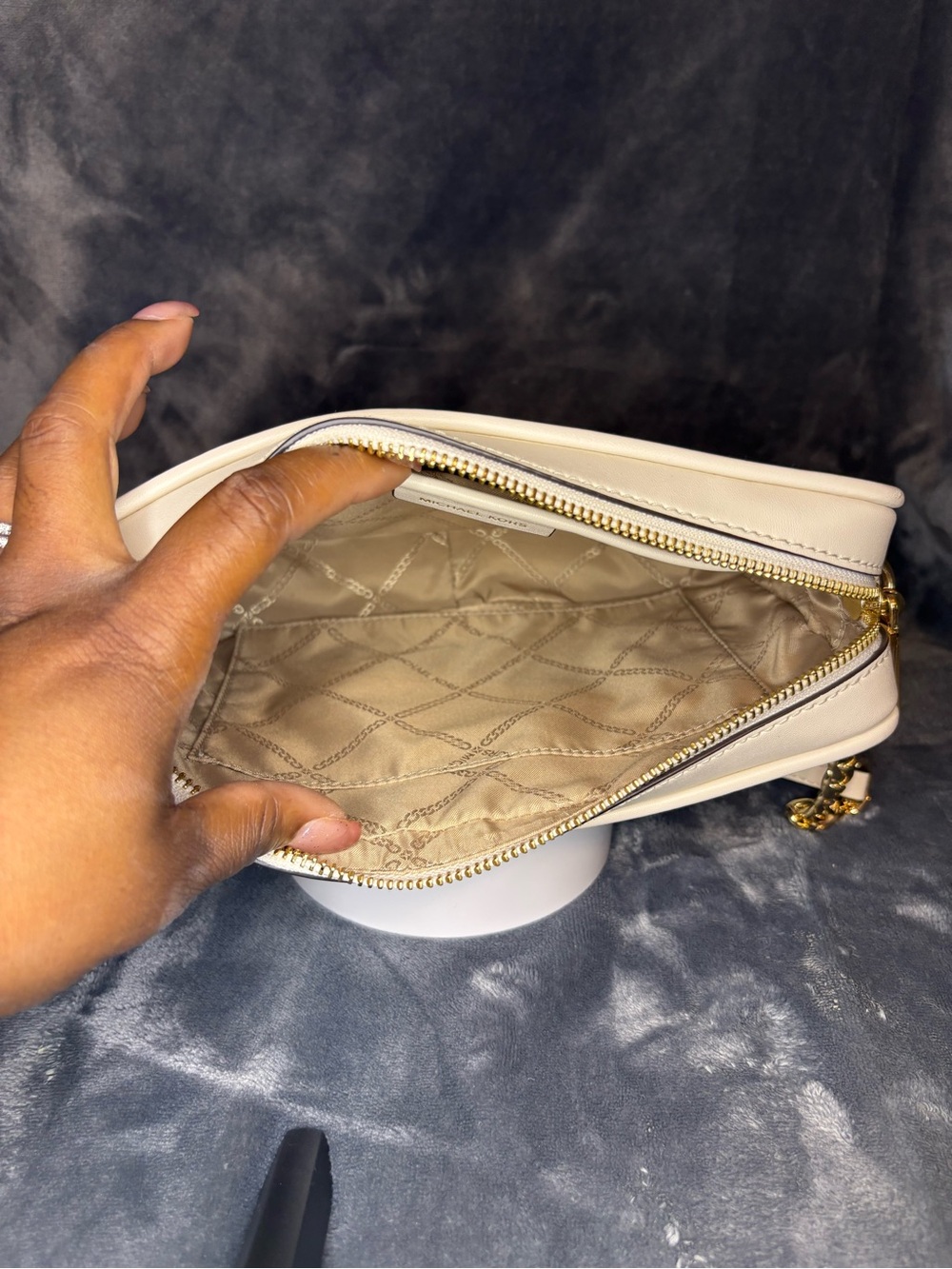 Michael Kors The Jet Set Cream Crossbody - Picture 3 of 10
